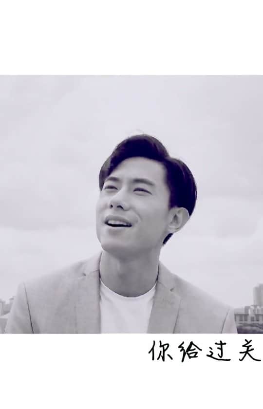 デスモンド・タンのインスタグラム：「Going through the photos and videos that I miraculously retrieved yesterday from my stolen phone that I lost 2 years ago. Thank God for cloud technology!  Chanced upon this MV that I really love! Brought back tonnes of memories when watching it.  Big love to the show producer @liungman for believing in me for taking on the song, as well as the talented people involved in this song/MV specially @jimholim @iamfeliciachin @royli_feihui @huangxueling  P.S. Reposted! Thanks for pointing out the previous one wasn't the full video. Here you go!」