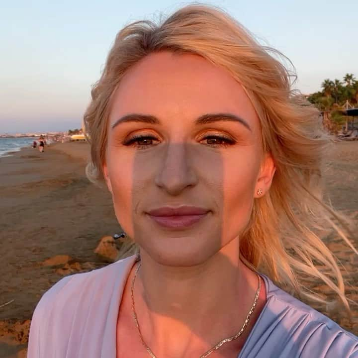 マウゴジャータ・ホルブのインスタグラム：「#enjoythelittlethings 🥰  #sunset #holidays #lastdaysofsummer #blondegirl #smileeveryday」