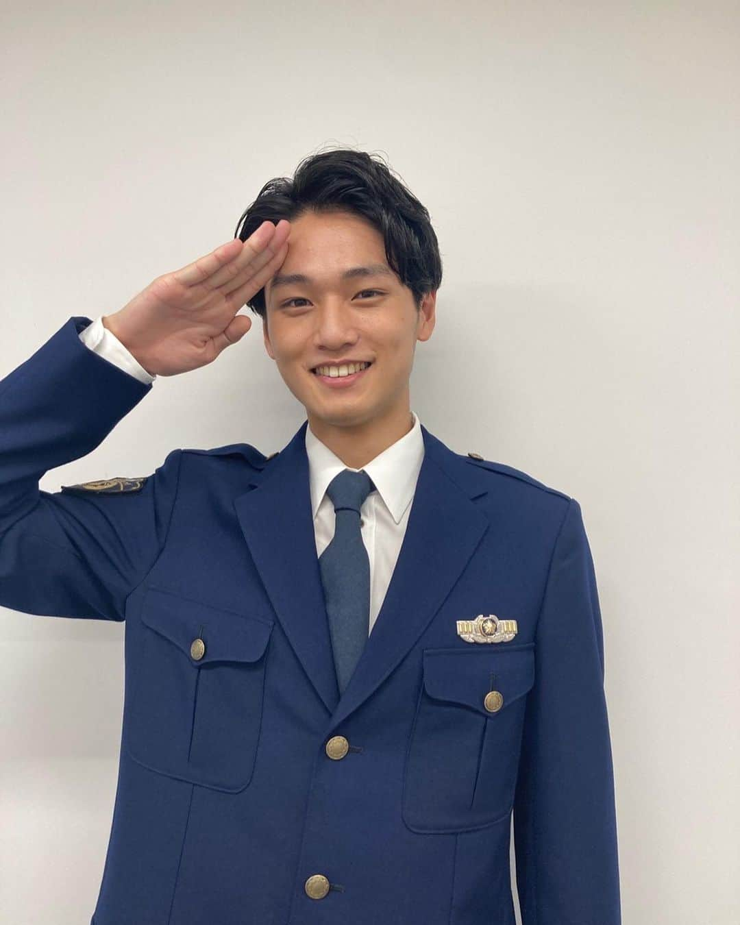 日本テレビ ドラマ「ボイス 110緊急指令室」のインスタグラム：「. ＼#ボイス2 第9話は今夜10時📺／  制服姿の片桐優斗👮‍♂️ のオフショット📸  9話のどこかで 制服姿の写真が登場するので 見つけてみてください❗️👀  それにしても… ドラマの中の片桐との ギャップがすごいですね😂  #中川大輔」