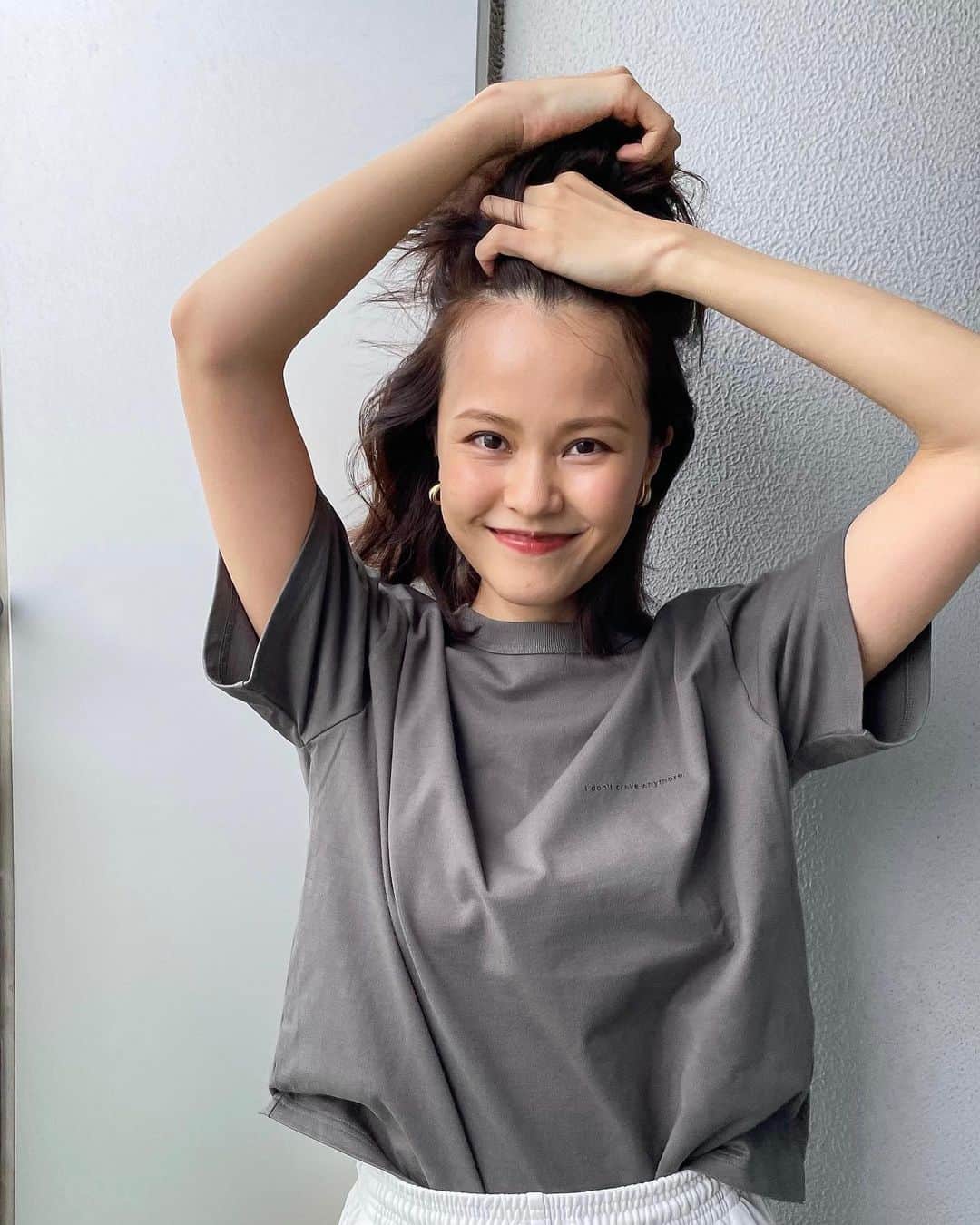 MiracleVellMagicのインスタグラム：「お気に入りのTシャツとアクセサリーを着けていれば、それだけで気持ちがシャンとする土曜日。😚  #2枚目から怒涛の半目ラッシュ #uncrave」
