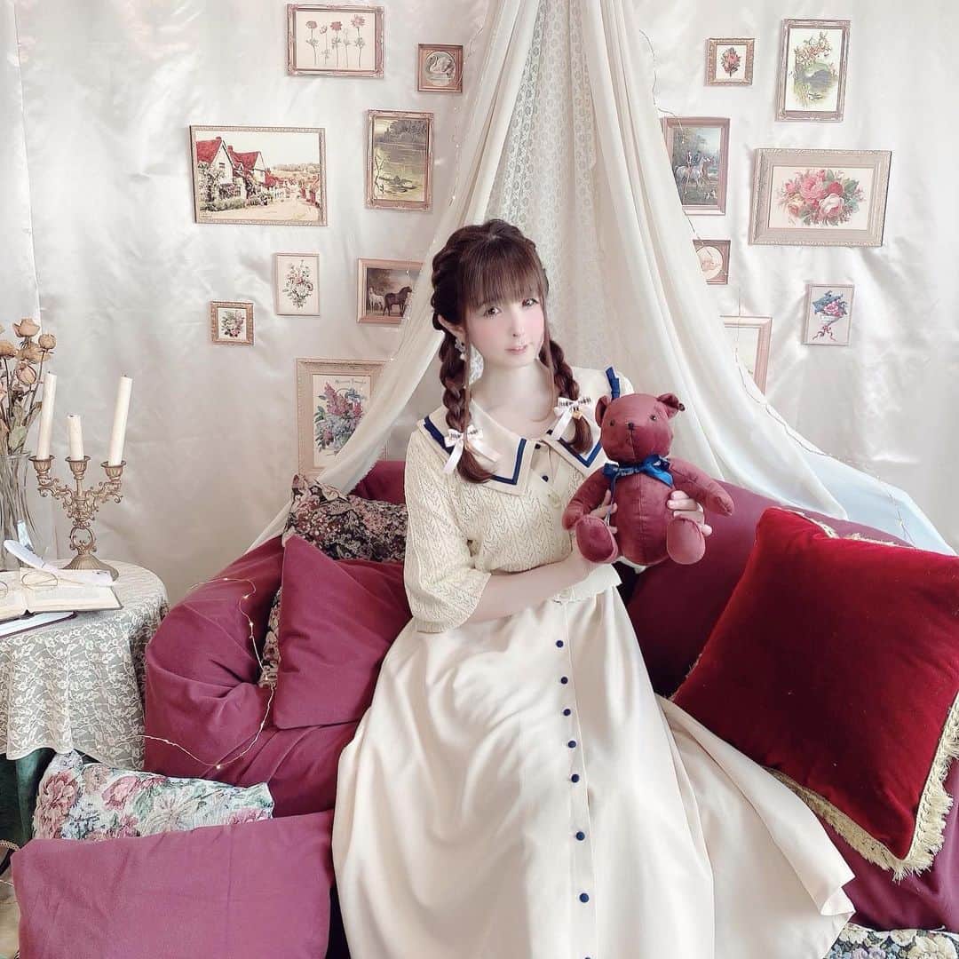 伊藤芽衣のインスタグラム：「きのうは カワスタの合間に ちょっぴり抜けて ⁡ 大好きな ⁡ F i.n.t  （@fi.n.t_official ） an another angelus （@an_another_angelus_official ）さま♡ ⁡ 2021冬の展示会に お邪魔させていただきました♡ ⁡ 今回も かわいいお洋服ばかりで ⁡ いっぱい悩んで ワンピースとかニットとか オーダーさせていただいたよ♡ ⁡ お洋服届くのが たのしみ…！ ⁡ 届いたら また紹介します…♡ ⁡ きのう着ていた お洋服もF i.n.t さんです♡ ⁡ とってもかわいい フォトスポットで お写真撮っていただきました♡ ⁡ ♡♡♡♡♡ ⁡ Kawaii☆Stars POP UP SHOP！ 開催中…！ ⁡ ♡開催場所♡ 新宿アルタさま　みゆき口 ⁡ ♡開催場所♡ 2021年09月16日(木)～ 2021年9月29日(水)【2部制】 ⁡ ♡営業時間♡ Open11時00分～Close20時00分 ⁡ ♡♡♡♡♡ ⁡ ⁡ #fint #ananotherangelus  #フィント #アンジェラス  #fashion #展示会 #ガーリー  #ガーリーコーデ #ヘアアレンジ #クラシカルコーデ  #四つ編みアレンジ」