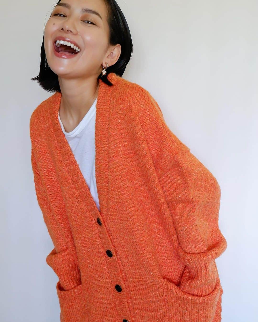 武智志穂さんのインスタグラム写真 - (武智志穂Instagram)「日常に花を添えてくれるような色展開がいつも可愛くて🌈、わたしのお気に入りのAuntie Rosa Holiday @arholiday ☺️  沖縄で着れるのはもう少し先になりそうだけど、綺麗なオレンジに一目惚れして今年初めてのニット🧡 （お値段まで可愛い。） ゆったりとしたシルエット、お尻が隠れる丈、お袖と裾の長めのリブがお気に入りです！ カットソーとデニムに合わせるだけでこなれ感が出るの嬉しいな。  #auntierosaholiday #アンティローザホリデー #PR」9月18日 17時11分 - shiho_takechi