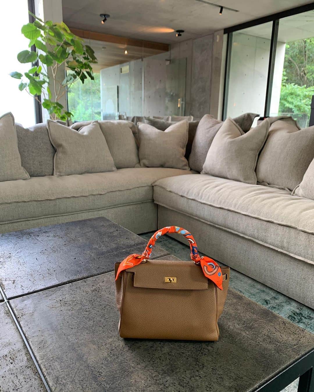 舞川あいくさんのインスタグラム写真 - (舞川あいくInstagram)「New🤍👜 素敵なバッグがクローゼットに仲間入り。 私らしいベーシックカラー やっぱりゴールド金具が好きだなぁ♡  @hermes #hermes #kelly25 #newbag」9月18日 17時04分 - aiku_0817__