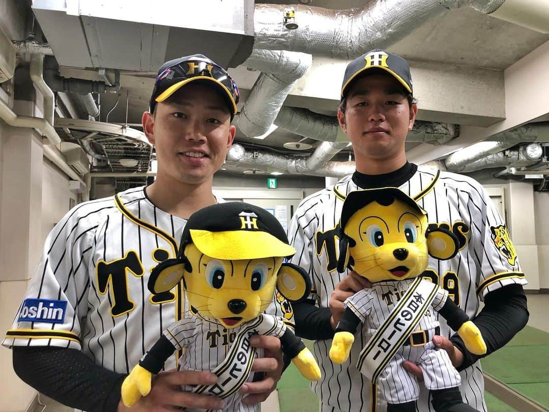 阪神タイガースさんのインスタグラム写真 - (阪神タイガースInstagram)「今日のヒーロー‼︎ 決勝タイムリーヒットを含む３安打猛打賞！糸原選手と、7回無失点10奪三振で今季初勝利を挙げた髙橋選手です‼︎  #糸原健斗 選手 #ナイスバッティング #猛打賞 #髙橋遥人 選手 #ナイスピッチング #今季初勝利 #阪神タイガース #挑超頂」9月18日 17時17分 - hanshintigers_official