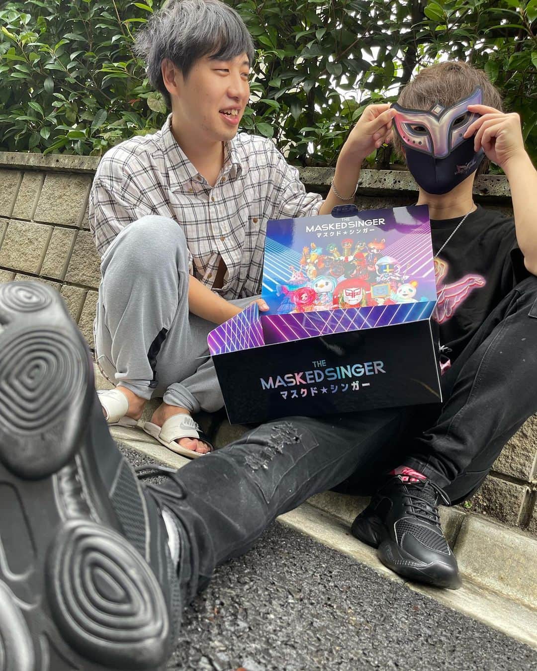 イニ（じん）のインスタグラム：「きーちゃんとカッコいい写真を 撮ろうとしたら爆笑したwwwwww どこ見てんのwwwww 斬新な番組でおもしろいので 見てみてね〜〜🏋️‍♀️  そしてズボンはボロボロに見えるかもだけど そうゆうデザインだから！！！！！ 汚れてる訳じゃないからぁぁぁ！！！！  #マスクドシンガー #歌っているのは誰だ #PR」