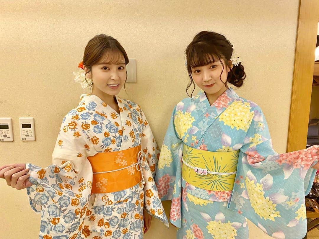角谷暁子のインスタグラム：「みなさん今夜はお家にいらっしゃいますか？ ぜひテレ東をご覧ください。 18時半から、花火をお届けできるよう、雨の中準備をしております。 新人の冨田アナも準備万端です🍧🍧 #隅田川花火大会特別編」
