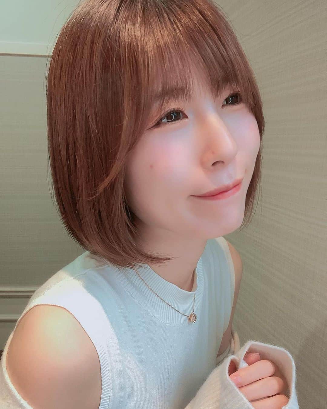 相原みぃのインスタグラム：「ロアナ六本木で久しぶりのショートヘアに🤍🤍  川崎あやちゃんのショートヘアが可愛すぎて…🥰  今日も担当は山根さんです🤍 ありがとうございました🤍   #グラドル #ポートレート #フリーモデル #グラビア #フリーランス #ポートレートモデル #被写体 #撮影会 #写真好きな人と繋がりたい #カメラ好きな人と繋がりたい #くびれ #美脚 #撮影依頼 #仕事依頼 #ミリドル #portrait #shotting #japanesegirl #cute #kawaii #followme」