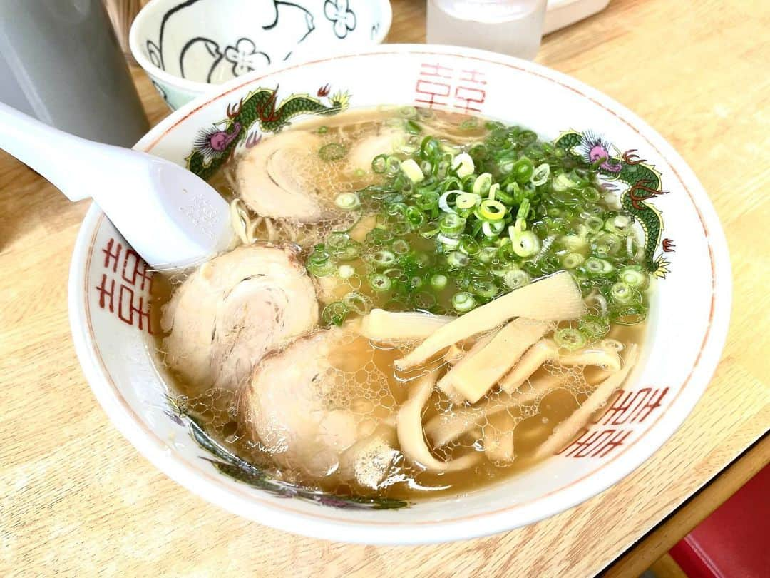 攝津正のインスタグラム：「. . 最近ハマってる　、、ラーメン(てんてんラーメン)🍜  俺とeちゃんは替え玉、👹は大盛りを頼みます。  激ウマです！！  . . #ただミシュラン #星３つ #、、ラーメン #てんてんラーメン #ラーメン #ラーメン大好き攝津さん #eちゃん #かわeちゃん #替え玉 #攝津家の休日」