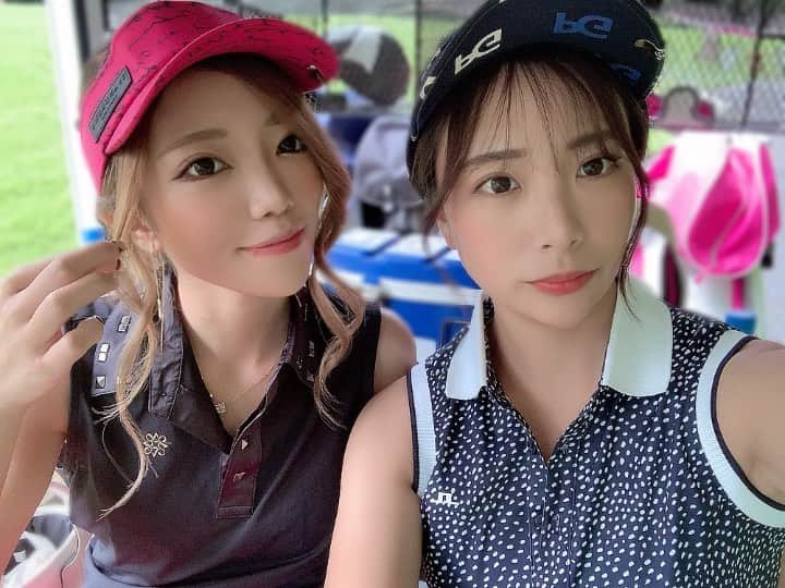あみおかのインスタグラム：「. . . ワクチン打った次の日に ラウンドに来るにっか。 この人メンタル強すぎ🤣💕  またすーぐ行こね⛳️🏌🏻‍♀️💞  ワクチン10月だから 私は怯えてる🤣🤣🤣 . . . #ワクチン #⛳️ #ゴルフ #ゴルフ女子 #ゴルフ場  #ゴルフウェア #ゴルフコーデ」