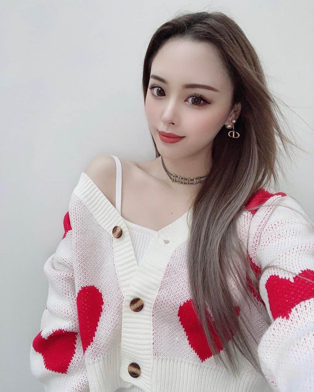 AYAKAのインスタグラム：「ハートのカーディガンかわいい😀❤️  #セルフィー#自撮り#ファッション#コーデ#カーディガン#selfie#fashionblogger#code #outfit#heart#❤️」