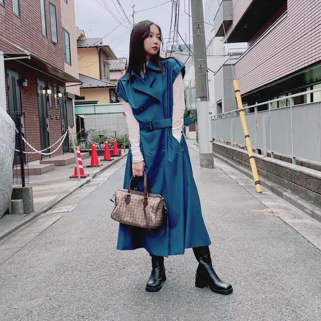 木下綾菜さんのインスタグラム写真 - (木下綾菜Instagram)「昨日は新しいお洋服達を おろしました。💙 . 自分へのご褒美で買った @labelleetude_official  の青いワンピースは これトレンチコートなのですが、 袖が外せるので 今の季節はワンピースとして 着ちゃおうと思って♡ 色も可愛くて着回せそうで良き💐🤍 . そしてこれもおろしたて〜 @grl_official の スクエアトゥロングブーツ。 めちゃくちゃ安いけど 可愛いし歩きやすいので、 よく転んだりつまずく方には オススメです。♡笑 GRLであと チェックマーメイドスカートの ブラウンもgetしたよ𓂃𓈒𓏸 . p.s.セラミュアーカイブ 明日までですね...!寂しい🥺 . #私服 #きの私服」9月18日 18時10分 - kinoshita_ayana