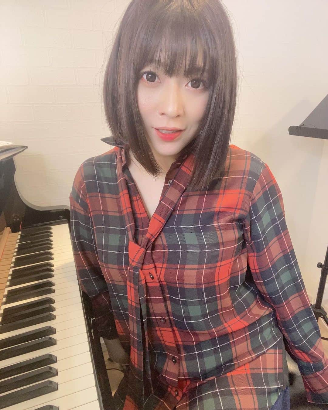 鈴華ゆう子のインスタグラム：「今日も、今月のYouTubeメンバーシップ限定配信「自宅からゆるっと弾き語り配信」でした！リスナーの皆様との楽しいひとときありがとうございました。 千本桜、虹色蝶々、ブルーデイジー、宛名のない手紙などなど、沢山リクエスト頂き楽しかったです。いつでも入会退会出来るので、気になった方は是非お待ちしてます。毎月配信してるよー！ https://www.youtube.com/sponsor_channel/UCYYMBQzRY6DKBj_3qMfRXdg  #鈴華ゆう子  #鈴華チャネル  #和楽器バンド   #鈴華流  #yukosuzuhana」