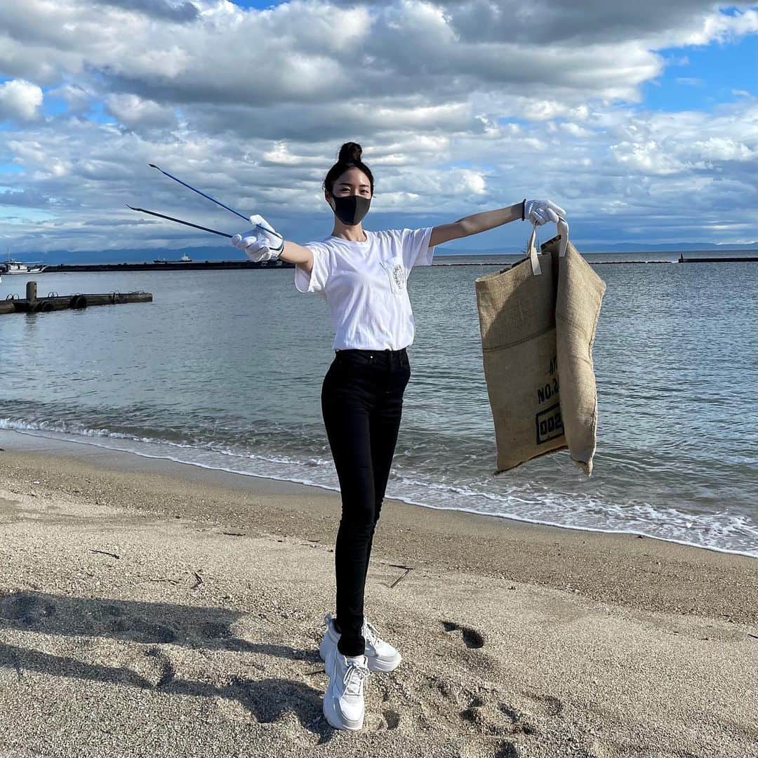 藤田麻里のインスタグラム：「WORLD CLEANUP DAY 🌍  世界中で一斉に清掃活動が行われる日！ 私はビーチグリーンをしました🥰✨  今から約30年後の2050年には 海の生物よりも、プラスチックごみの量が多い海になってしまうと予測されていて、拾ってみると実際にプラスチックごみが本当に多いです。  海洋ゴミの８割は街から。  街のゴミが川へ、川から海へと流出します。 ポイ捨て絶対にやめよう。ゴミ減らそう！  大好きな海、地球が ずっと未来に引き継げますように🥰♥️  #worldcleanupday」