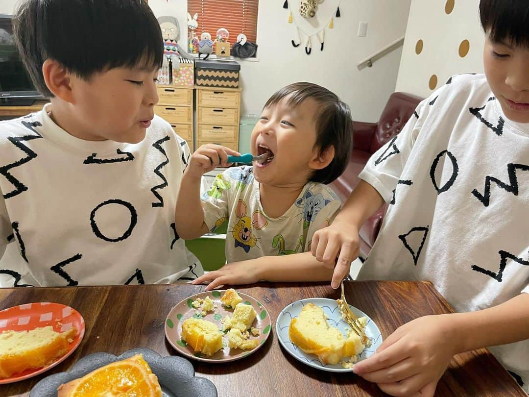 ᴋᴀɴᴀᴋöのインスタグラム：「今日のおやつは…🍊 * 愛媛県の高級柑橘「紅まどんな」を贅沢に使用した  パウンドケーキ🧁✨ * 紅まどんな🍊は、11月末〜12月にかけての数週間しか収穫されない貴重なフルーツなんだって😻🎵 * 🍊の爽やかな香りと、しっとりした食感が、とっても美味しかったです😋💕 * お取り寄せもできるし、手土産にも喜ばれそう🎁 WEBストアだと、5,000円以上で 全国送料無料だよ〜🛒 * Thank you🍊 @kaon.glip_corporation #sponsored#castme_jp#愛媛#今治#愛媛土産#愛媛柑橘#愛媛スイーツ#まどんなのよろこび#紅まどんな#パウンドケーキ#お土産スイーツ#オレンジケーキ#グリップコーポレイション#3兄弟#おうち時間#おうち時間を楽しむ#お取り寄せ」