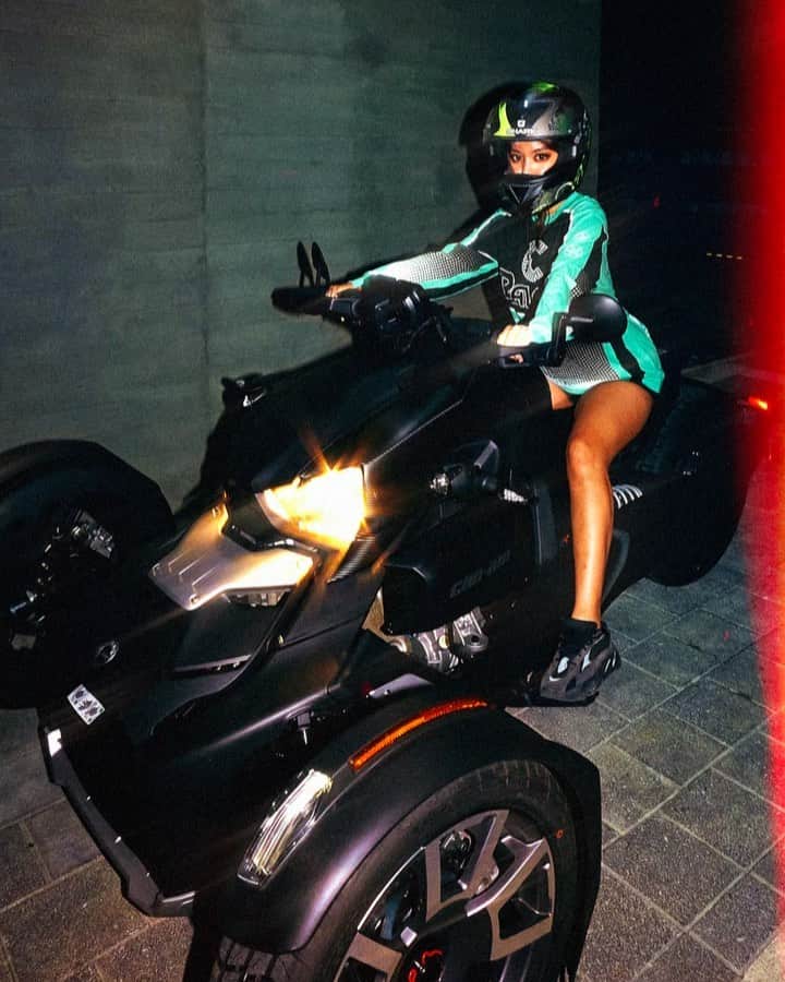キム・ヒジョンのインスタグラム：「R Y K E R  R I D I Nnnn💨 @canamonroad #CanAm」