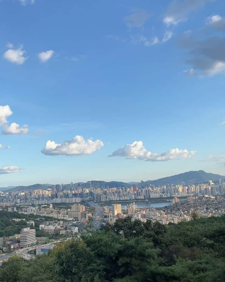イ・ダインのインスタグラム：「모두 행복한 추석 연휴 보내세요💙☺️ 너무 예쁜 오늘 하늘처럼 예쁜 하루하루 되시길 바라요🕊🌿」