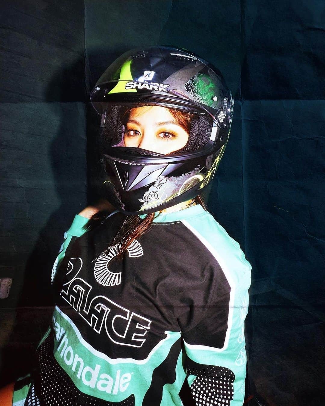 キム・ヒジョンのインスタグラム：「LiveLifeFa$t🔥🔥🔥 @canamonroad @palaceskateboards @ridecannondale @shark_helmets  📸 @jdzcity」