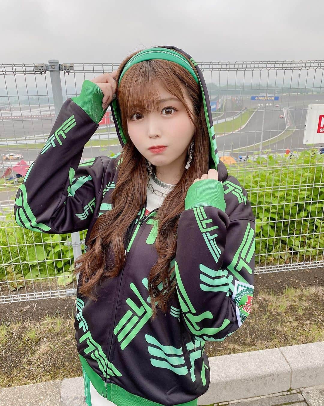 水瀬琴音さんのインスタグラム写真 - (水瀬琴音Instagram)「💚🖤💚 ・  Super耐久 第5戦 鈴鹿🚗🏁 予選日お疲れ様でした🥰💕 明日の決勝レース、 ST-Xクラス 777号車は3番手 ST-Zクラス 47号車は2番手からのスタートとなります！！  表彰台に期待して✨✨明日の決勝もD'station Racingへ熱い応援をよろしくお願いします❤️‍🔥❤️‍🔥❤️‍🔥 ・ ・ ・ #s耐 #D'stationRacing #鈴鹿サーキット  #サーキット #super耐久 #パーカーコーデ  #レースクイーン #racequeen #idol #アイドル」9月18日 18時45分 - kotone_dayo___