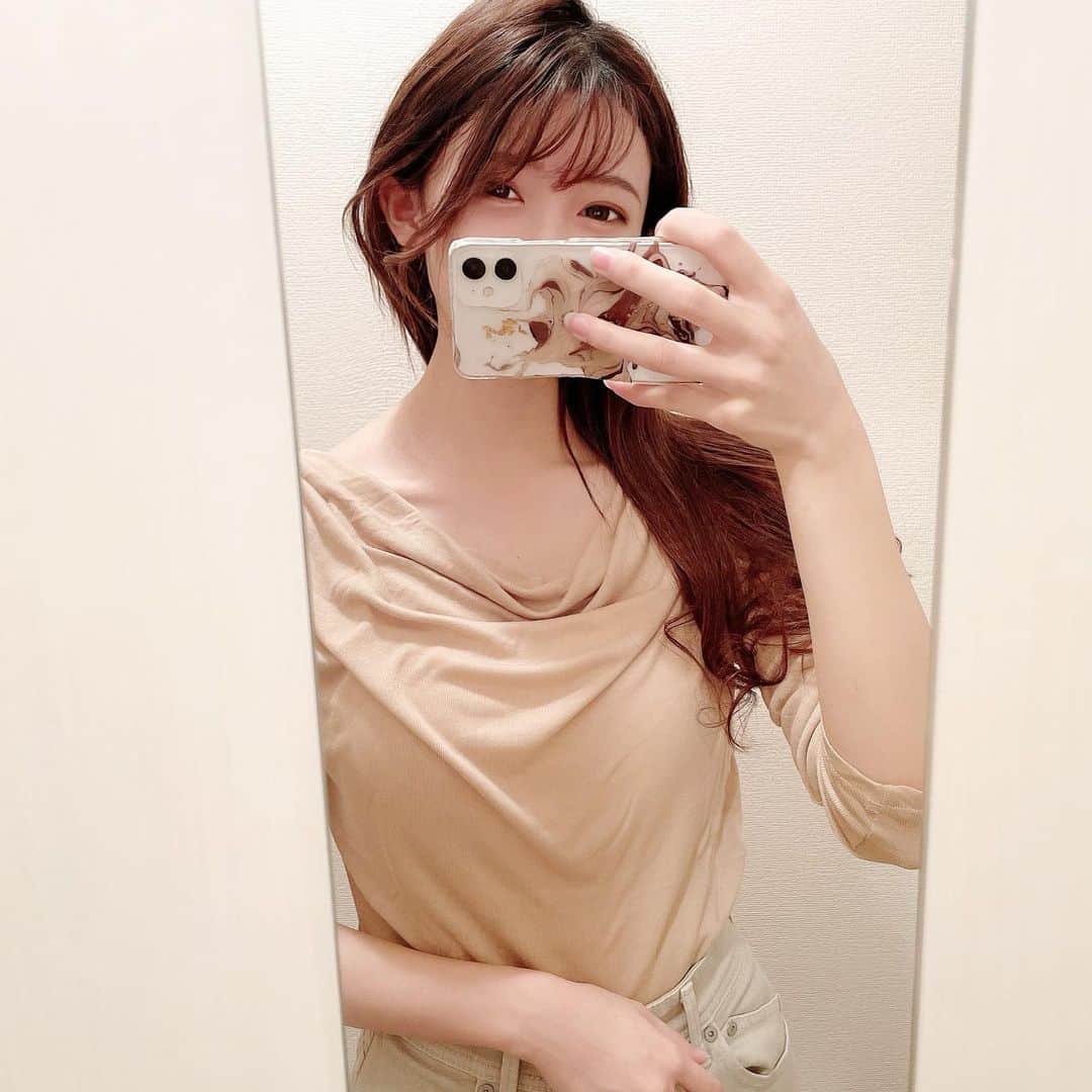 ましゅろ～さんのインスタグラム写真 - (ましゅろ～Instagram)「ドレープでデコルテが綺麗に見えるトップスで首が長く見えるのが喜び🐇🤍 @saisondepapillon_official   最近運動できてないので、体型維持のためにもコルセットダイエットはじめた🫖 締め付けてると純粋に食べる量減るから辛くない あと服着た時にシュッとなる笑  ギュギュギュ( @gyugyugyu_lme )っていう骨盤ショーツ使ってるよ 恥ずかしいくらい背中の肉が乗ってる🤣🤣🤣 背筋も頑張ろ…  #ダイエット #骨盤ショーツ #骨盤ショーツギュギュギュ #コルセット #コルセットダイエット #saisondepapillon #オフィスカジュアル #オフィスコーデ #プチプラ #ダイエット方法 #ootd」9月18日 18時55分 - photomasyuro