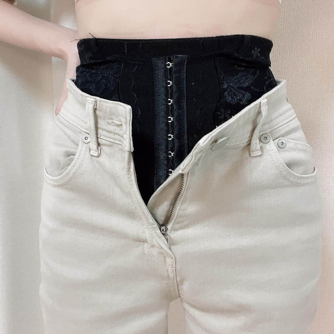 ましゅろ～さんのインスタグラム写真 - (ましゅろ～Instagram)「ドレープでデコルテが綺麗に見えるトップスで首が長く見えるのが喜び🐇🤍 @saisondepapillon_official   最近運動できてないので、体型維持のためにもコルセットダイエットはじめた🫖 締め付けてると純粋に食べる量減るから辛くない あと服着た時にシュッとなる笑  ギュギュギュ( @gyugyugyu_lme )っていう骨盤ショーツ使ってるよ 恥ずかしいくらい背中の肉が乗ってる🤣🤣🤣 背筋も頑張ろ…  #ダイエット #骨盤ショーツ #骨盤ショーツギュギュギュ #コルセット #コルセットダイエット #saisondepapillon #オフィスカジュアル #オフィスコーデ #プチプラ #ダイエット方法 #ootd」9月18日 18時55分 - photomasyuro