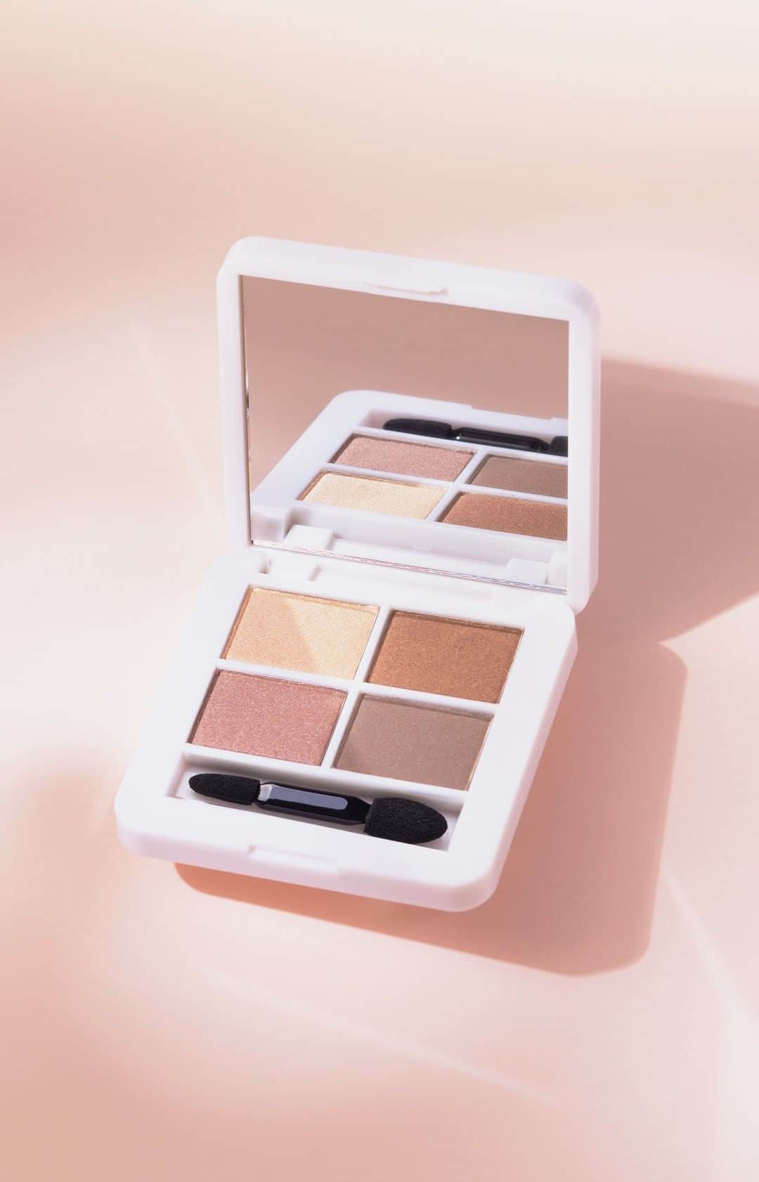 rms beautyのインスタグラム：「『ダブルデートパウダーパレット』how to makeup🤍   日本限定のこのパレットもうチェックいただけましたたか？ブランド創設者ローズ・マリーが使い方を解説してくれました✨ くすみがかったカラーと艶やかな光沢感が大人の色気溢れる上品な目元へ導きます。  ぜひ参考にしてみてくださいね。  ------------------------------------------  ダブルデートパウダーパレット ￥4,510（税込） ※日本限定・数量限定  ------------------------------------------  #rms #rmsbeauty #ダブルデートパウダーパレット #ルミナイジングパウダー #スウィフトシャドウ #コスメ #メイクアップ #美容 #オーガニックコスメ #アイシャドウ #アイシャドウパレット #チーク #ハイライト #シェーディング #秋メイク #秋コスメ #秋冬メイク #メイクアップキッチン #makeupkitchen #コスメキッチン #cosmekitchen #コスメ好き #メイク好き #ツヤ肌 #ツヤ肌メイク #メイクテク #アイメイク #makeup #makeuptutorial #cosmetics」