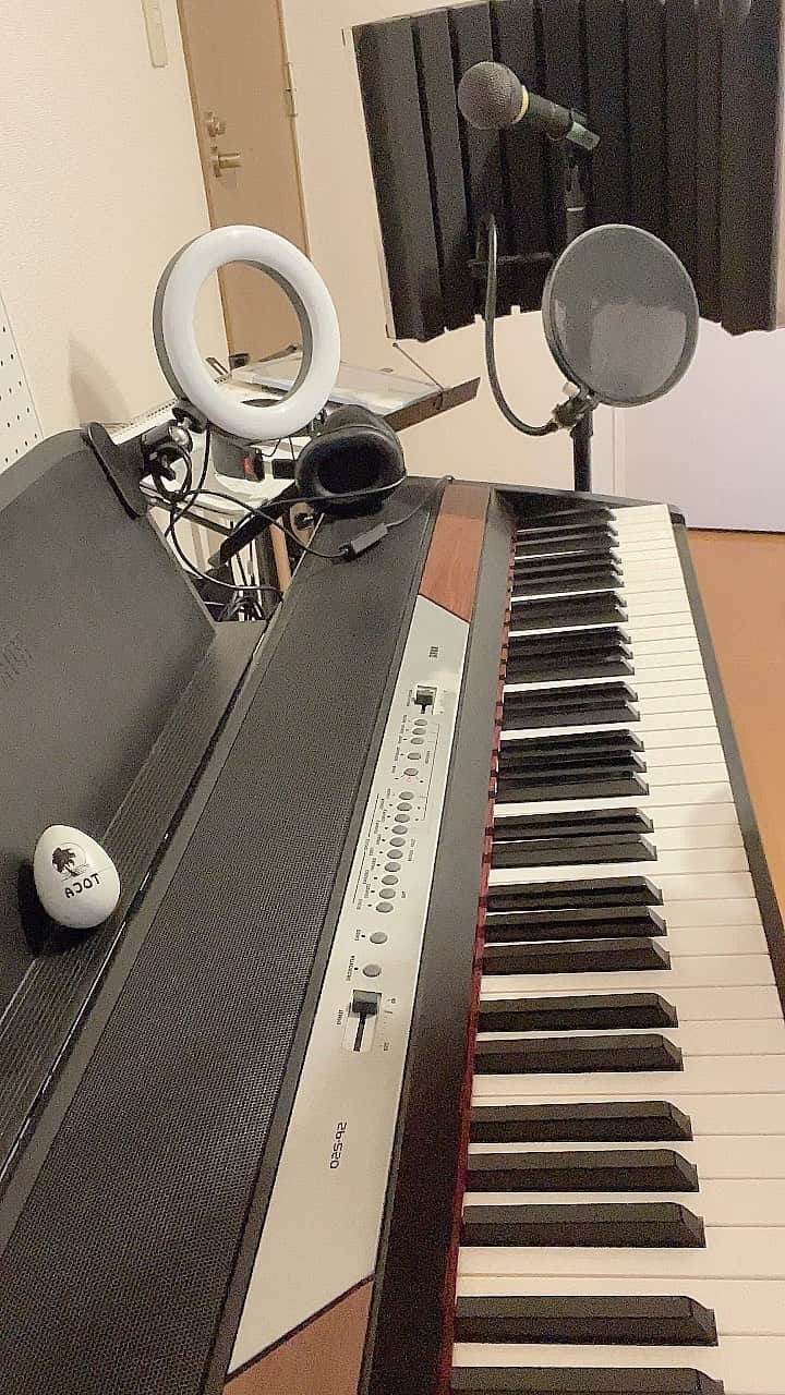 のインスタグラム：「この曲、なんの曲でしょう？ 二曲は知ってるはず〜🥰 ヒント　#ジブリ 🌂  仕事終わって ちと暇だったので 三曲ミックス して弾いてみました🎹 #ピアノ動画  #ミスタッチはご愛嬌で 💦  ◦•◦•◦•◦•◦•◦•◦•◦• たまごシェーカー🥚が 映ってしまいました（笑）😂　 #動画が反転しててごめんなさい🙏」