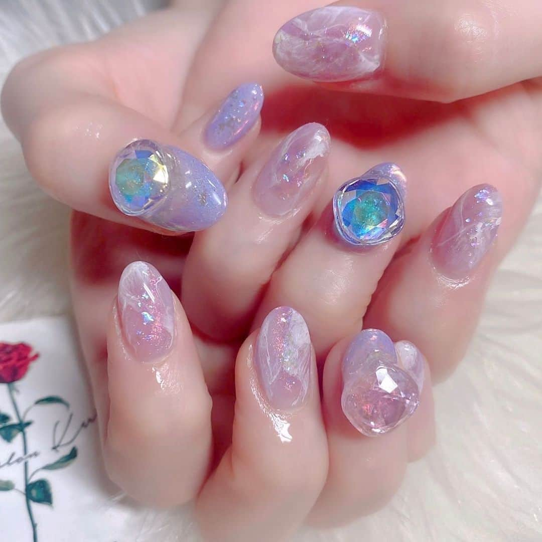 さぁやさんのインスタグラム写真 - (さぁやInstagram)「この前ネイル変えたよ💅🏻 ⁡ マーブルみたいな 大理石みたいな パープルピンクで ゆうみさんおまかせ💞 シンプルかわいいかんじ🥰👍🏻 動くとキラキラしてかわいいの！ ⁡ いつもありがとうございます✨ @nailsalon.kurni_yuumi  @nailsalon.kurni.ebisu  ⁡ #ジェルネイル #ネイルデザイン #さぁやネイル」9月18日 19時12分 - saaya831