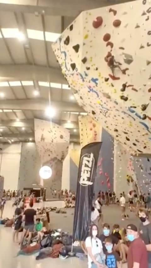 クリス・シャーマのインスタグラム：「Repost from @sharmaclimbingbcngava • Para los que no hayáis podido venir todavía a conocernos, por aquí os dejamos un pequeño tour para que vayáis abriendo boca! Os esperamos!! • • • For anyone who have not been able to come to meet us yet, here you have you a small tour to see what’s going on here! We are waiting for you!! • • • 🛸 @serranoman FPV Pilot  @petzl_official @prana @tenayaclimbing @trublueclimbing @dreamwallclimbing • • • #gavà #climbing #sportclimbing #getstrong #boulder #bouldering #bloc #klettern #arrampicata #escalade #escalada #indoorclimbing  #exercise #fitness #training #sport #food #comida #bar」