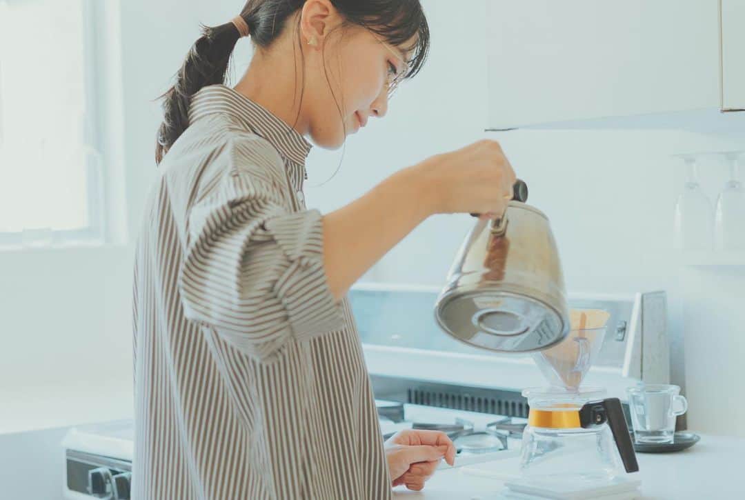 竹内由恵さんのインスタグラム写真 - (竹内由恵Instagram)「今日発売の雑誌mina11月号は「おうち珈琲」がテーマということで、ありがたいことに私も取材していただき、好きな珈琲や焙煎についてお話ししています。  #mina #雑誌 #珈琲好きな人と繋がりたい#眼鏡🥸」9月18日 19時28分 - yoshie0takeuchi