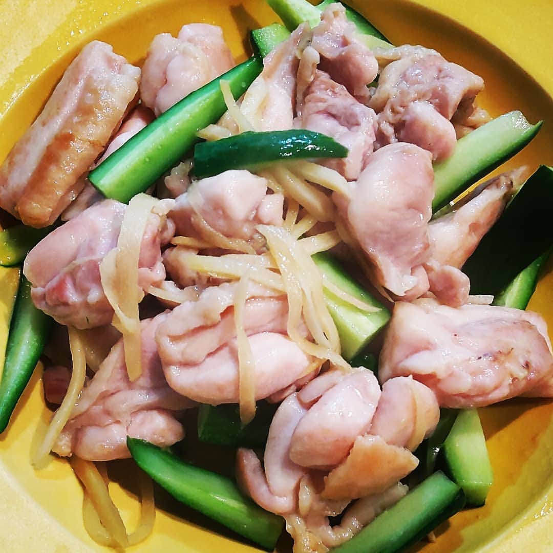 三瓶のインスタグラム：「栗原はるみさんがテレビで作ってたやつが美味しそうだったので、作ってみました。 よくできました。  #栗原はるみ #セブンルール #鶏肉#きゅうり #しょうが #塩 #鶏ガラの素 #全部#長細く」