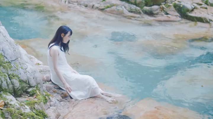 宮澤じゅりのインスタグラム：「.・°○・*.＊° . . 青い水が神秘的✴︎ . この曲のちょっと不思議で澄んだ雰囲気も柔らかく映像と溶けあっているようでした☺︎♡ . . .✴︎*✴︎.✴︎*✴︎.✴︎*✴︎. . YouTube Video Portrait 10 Akasai valley . .✴︎*✴︎.✴︎*✴︎.✴︎*✴︎. . . .・°○・*.＊°」