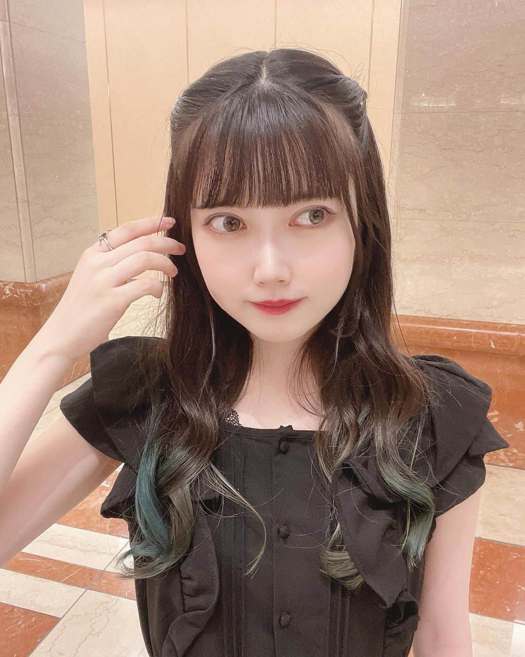 戸川栞那のインスタグラム：「9月7日に22歳になりました🎂  お祝いしてくださった方々、ありがとうございます☺️  産んでくれて、ここまで育ててくれた両親に感謝しながら過ごします🐈 楽しい一年にするぞ〜🏰🌸  #happybirthday #ハーフアップ #ハーフアップアレンジ #ねこみみ #ねこみみヘア #ヘアアレンジ #lfl #fashion #ミスコン #サロモ #サロンモデル #サロンモデル東京 #グラデーションカラー #ブルーグラデーション」