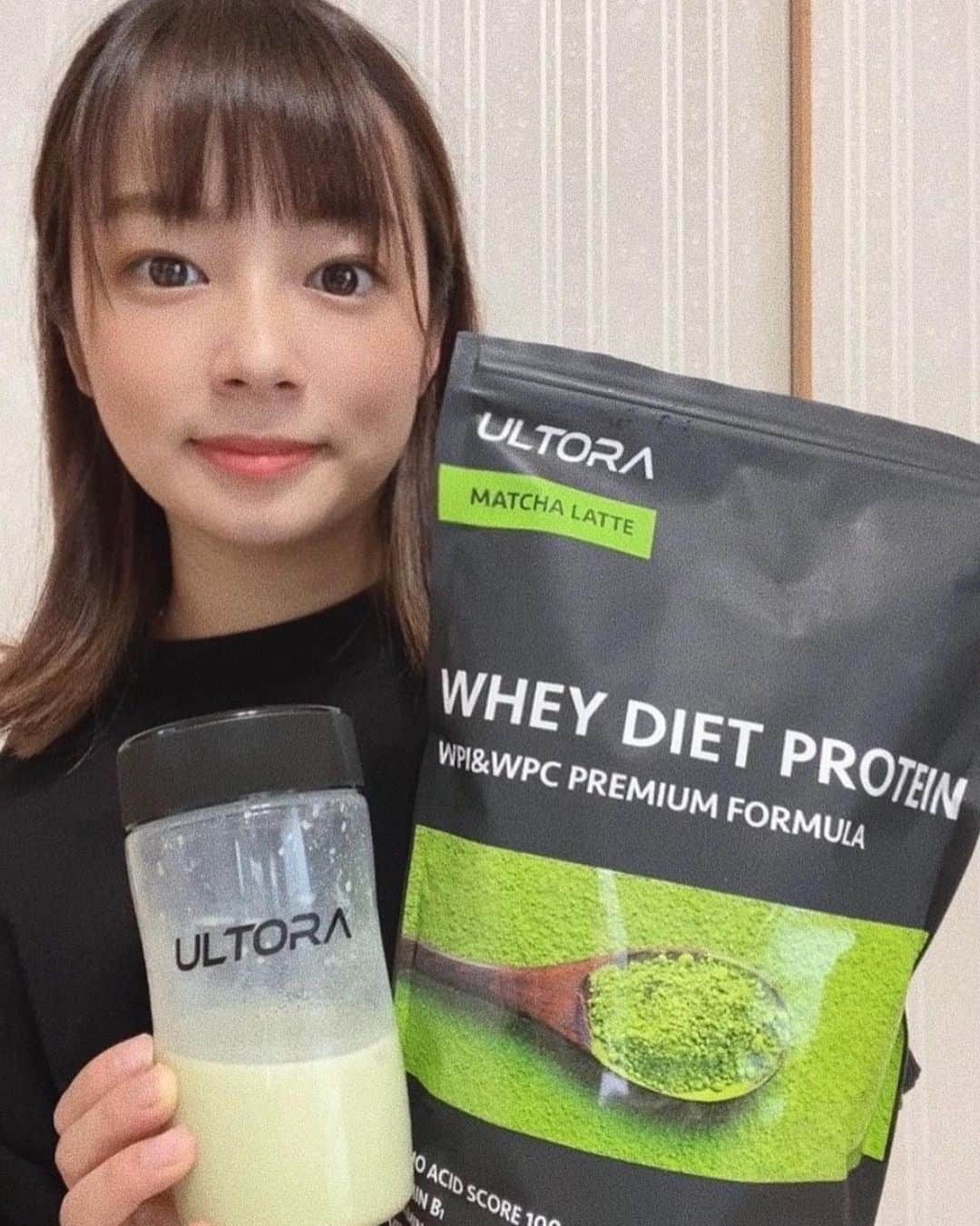 永井美津穂のインスタグラム：「. 産後のダイエット中ということで @ultora_official さんより 【ダイエットプロテイン抹茶ラテ味】を ご提供頂きました🙇‍♀️ (正直にレビューしていいとのことなので正直に書きます) ⁡ ⁡ プロテインは今まで何度も試したことがあったけど どうしてもプロテイン独特の味が苦手で続かず。。 でしたが、ウルトラプロテインは 人工甘味料不使用とのことであの独特な甘みを感じない😳さっぱり抹茶ラテ味！ ⁡ 私は初め【プロテイン+水】で飲んでみたけど やはりそれだと少し抵抗があり (甘みは⭕️だったが水っぽい感じ?が苦手な為) 色んな飲み方を試した結果 この3通りがすっごく飲みやすくて美味しかった☺️🥛 ↓ ↓ ↓ •プロテイン+牛乳半分+水半分+氷 •プロテイン+豆乳+氷 •プロテイン+アーモンドミルク  水ではなく豆乳などで割る為 朝食をプロテインに 置き換えて飲んでます！  ウルトラプロテインは国産かつ ✔︎人工甘味料✔︎合成着色料✔︎保存料が 使われていない為、身体に優しくて嬉しい🌼 ⁡ 種類もたっくさんあるので トレーニングする方、ダイエット中の方 是非お試ししてみてね🤸‍♀️🤍  #ウルトラ  #ULTORA #ダイエット #gifted  #ダイエットブースター」