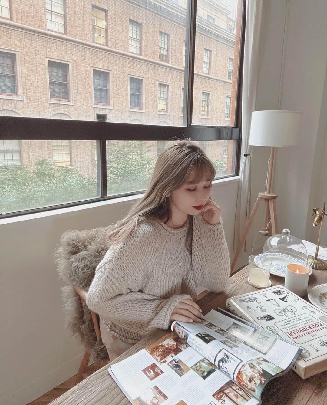 puinpiのインスタグラム：「Atelier  今、新しいプロダクトを作っていて、 毎日頭がいっぱいやねんねん。  苦悩ももちろんあるけど、楽しい。  何か作る時、煮詰まるとひたすら本と映画をみる。  今日は本をひたすら開く日でした。  出来上がりがたのしみだな♡  #Pui #Puishop #アトリエ #私の仕事」