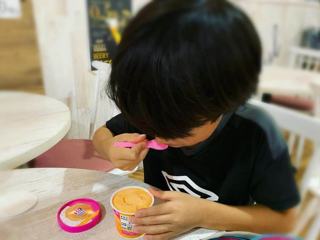 中江有里さんのインスタグラム写真 - (中江有里Instagram)「おやつのアイス。  「食べたい」と言う甥っ子に付き合いました。  食べたいものを無限に与えたくなる。気をつけよう、わたし。」9月18日 20時29分 - yurinbow1226