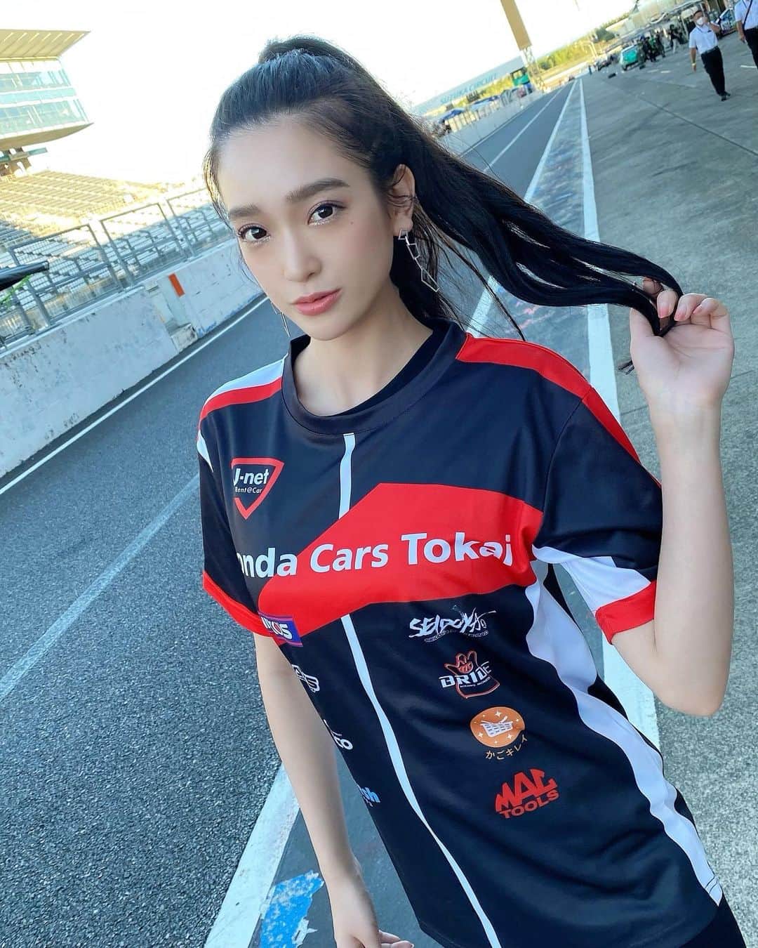 太田麻美のインスタグラム：「スーパー耐久予選日🏁 台風が心配されてましたが晴天で無事に走行出来て良かったです✨ 明日も暑くなりそうですね🌞 引き続き、222号車Honda Cars Tokaiの応援を宜しくお願いします❤️🖤  #supertaikyu #racequeen #rq #hondacarstokai #megalifebattery #スーパー耐久 #レースクイーン #メガライフ #メガライフガールズ #ポニーテール」