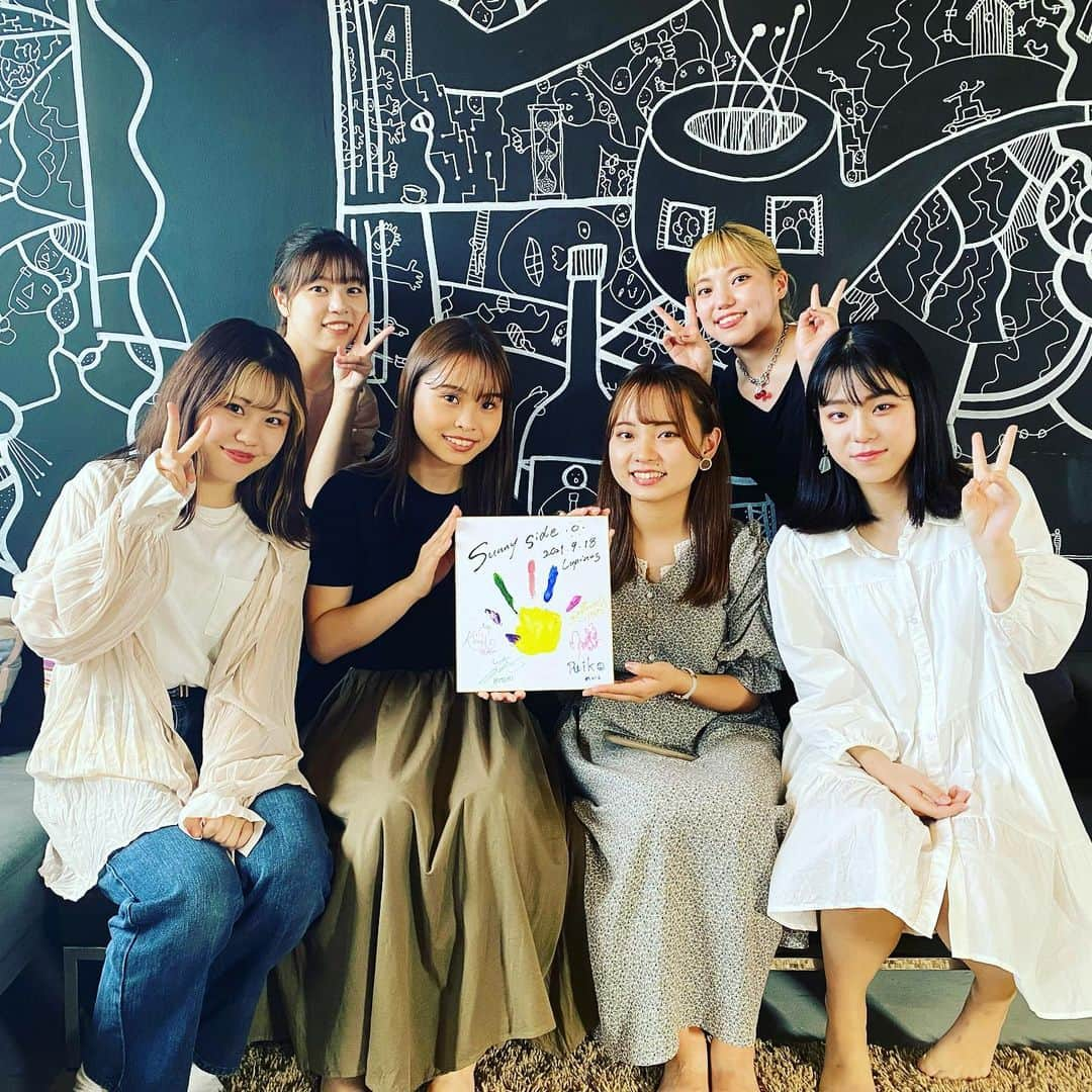 下尾礼子さんのインスタグラム写真 - (下尾礼子Instagram)「2021.9.18(土) @シェアアトリエバンビ  Lupinus応援企画！  トーク＆歌配信ライブ 『SunnySide☀️』  ご視聴頂きありがとうございました！ 50名近くの方がリアルタイムで 配信を見てくれて とても嬉しかったです🥰 生で配信見れなかったという方も、 配信アーカイブ残ってますので 見に来てくれると嬉しいです！  Lupinusメンバー6人全員が集まったのは 今日が初めてで 話が弾むか心配だったんですが、 喋るの楽しすぎて予定していた時間より 30分以上配信時間が延びてました😂  今回の配信で 私たちLupinusメンバーの いつもと違う一面を 知って頂けたのではないかと思います😳  このメンバーでロックタウンで ライブ出来ると思うと 楽しみで仕方ない！！！ Lupinusに向けてみんなで力を合わせて 頑張っていきたいと思います💪 今日の配信で告知させて頂いたのですが、 Lupinusで私初のオリジナル曲を 生で披露させて頂きます！！ 是非会場で、難しい方は配信で 私の曲を聴いて頂けたら嬉しいです🥺  【Lupinus@阿倍野ROCKTOWN】  2021.10/13(水)open 16:00  start 16:30 ADV ¥2,500  DOOR ¥3,000  取り置きはTwitter@singreiko_sub のDMへお願いします！  ツイキャスプレミアム配信 ¥2,000 https://twitcasting.tv/himemi_2070/shopcart/92577  そして、今日の配信最後にもお伝えした メンバーの手形＆サイン入り色紙を 抽選でプレゼントする企画🎁 激レアの色紙をゲット出来るチャンス！ 沢山の応募お待ちしております☺️  【応募方法・条件】  ①本日の配信を最後まで見て下さった方。  ②#Lupinus #SunnySide で ツイートして下さった方。  ③欲しい色紙のお目当てのアーティストを 《@sea_gle》へDMして下さった方。  最後のお知らせです。 Lupinus企画として、10月にメンバーで 路上ライブをします！ また詳細は追ってお知らせしますので お楽しみに😁  本当に楽しい1日だった🥲 コロナ禍で大変な中ですが 皆さんに楽しんで頂けるような 活動が出来るよう頑張りますので 応援よろしくお願い致します🙇‍♀️  #Lupinus  #SunnySide  #ごわす #だなも #ポケモンゲットだぜ  #名演技  Lupinusメンバー  @himemi_27  @ayaho_25 @sukihanakonoka  @momoka_toda_  @sanda_harua」9月18日 20時41分 - singreiko.0115