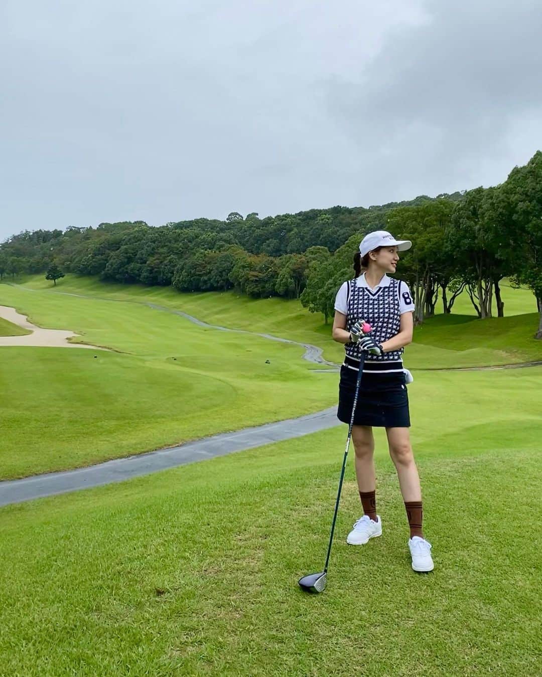 のインスタグラム：「どんより☁️笑 今までほぼ真夏と真冬にしかゴルフをしたことなく やっと涼しいゴルフが楽しめる季節になってきた〜✨と思っていたら 先日、ずーっと小雨が降り続く中のプレーでした😇🌪  濡れる動揺でスコアも最初めちゃくちゃで.. 白シューズも可哀想な姿に..👟  でも後半は雨ゴルフも神秘的に思えてきて 動画見ても雨がキラキラフィルターみたいに綺麗ですし笑、 山にかかる霧も美しくて雨の情景にふけれて気持ちよかった⛳️  動画ひとりで笑ってひとりで喋ってる😇 ドライバー🏌️‍♀️ちょいガニ股で左足ベタ付スイングは ゴルフ初めた当初 韓国女子プロの真似をしていた名残りです🤣♡  #ゴルフ#雨ゴルフ#女子ゴルフ#秋ゴルフ#ゴルフコーデ#ドライバー#ゴルフスイング」