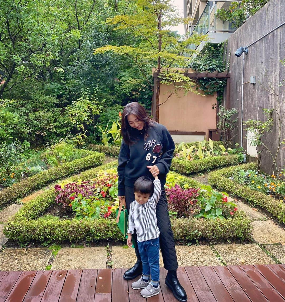 小川ひとみさんのインスタグラム写真 - (小川ひとみInstagram)「連休の始まり🌿 息子も私も大好きな 国立科学博物館へ🦖 学ぶ事、あっと驚く事、 迫力満点の展示物に とにかく楽しく学べる❤️‍🔥 閉館時間までいましたが 息子も帰りたくない！と まだまだいたかった様子でした🥺 そろそろ私も動物や恐竜、虫の名前 これ以上覚えられなさそう🦉🦉🦉 #国立博物館 #2歳8ヶ月」9月18日 20時42分 - hitomy220