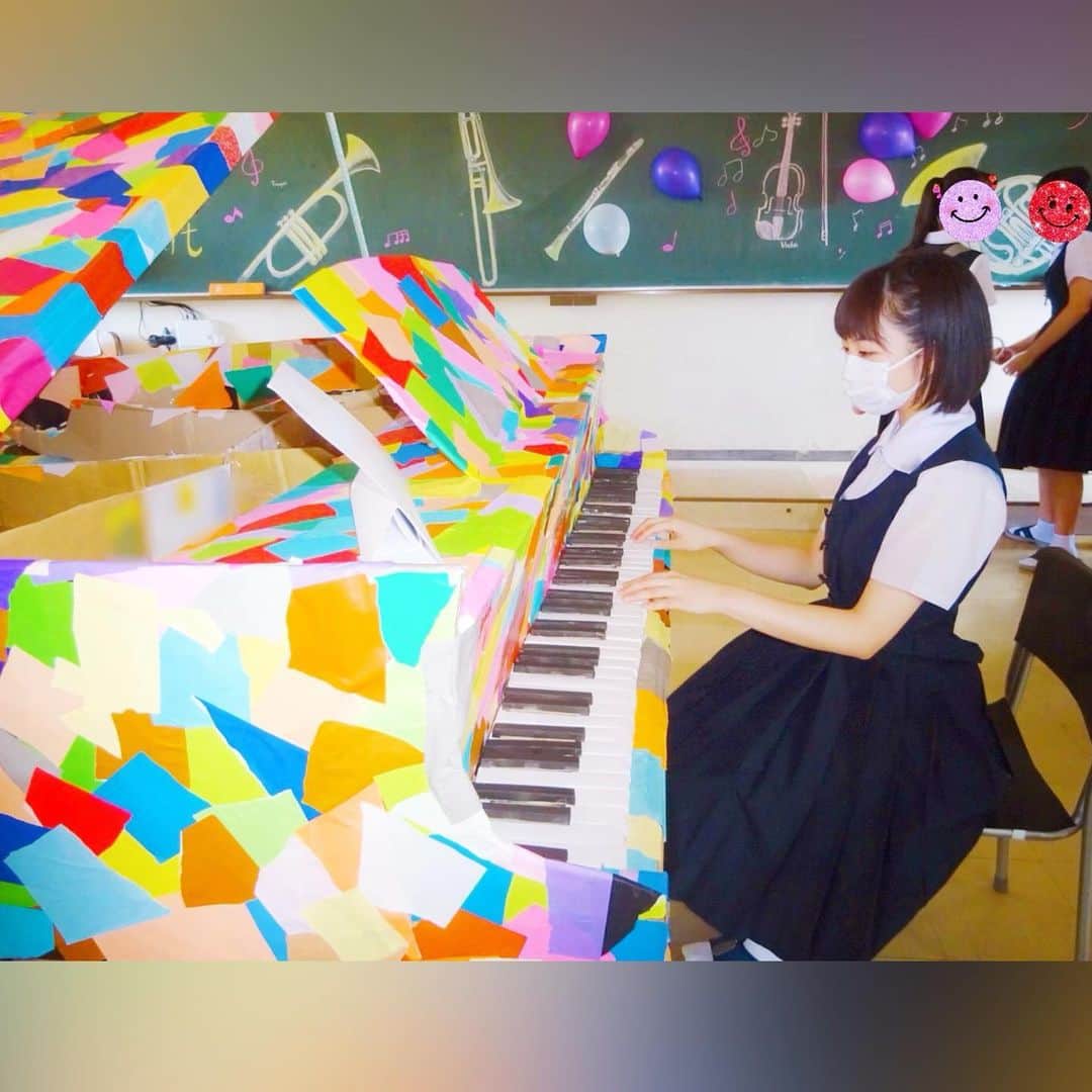 花田優里音さんのインスタグラム写真 - (花田優里音Instagram)「この前学校で重奏の試験があって クラスメイトとピアノを弾きました🎹 今まで遊びで連弾したりはあったけど そのためのレッスンを受けてクラシックで 人前で2人で試験でなんて、 私は初めてだったんです。 音をすごく良く聴くようになるし、 何より、1人では絶対ないハーモニーや フッととんでもなく綺麗な音が聴こえてきて それを受けるように弾けたり 息遣いまでピタッと合った時とか、 パートナーを今すぐ抱きしめたい！ ってような瞬間を味わいながら弾く経験をして すごく楽しかった。緊張したけど。 後期にもまた重奏の試験があるから 次はラフマニノフの2台ピアノにしよう！って もうワクワクしてる。 できるかな？ きっと難しくて私は頭抱えるだろうけど、 またこんな瞬間を味わいたいから 頑張るよ💪 写真は、文化祭の時に クラスみんなで作ったダンボールピアノ🎹 映えでしょ🌈？ . #最後の手の上げ方とか髪型とかも合わせたの  #一緒にするって楽しい  #schoollife #高校生 #jk #jk2 #ピアノ #piano #試験 #重奏 #音楽科  #みんな凄い #学校なのにコンサート行ってるみたいだった  #色んな専門の先生達がズラーと並んで審査するんだよ  #ド緊張だったよ  #学校行事はたくさん縮小されて  #普段の行動も制限するのが当たり前になって  #今後もどうなるかわからなくて  #不安いっぱいでも  #とにかく出来ることを頑張っていよう  #今日はコンクールで弾くピアノ練習して  #演技ワークショップの台本読んで  (オンラインでレッスンしてくださるんだよありがたい)  #夜はテレビ観るよ  #元気に過ごしてね」9月18日 20時54分 - yurine_hanada