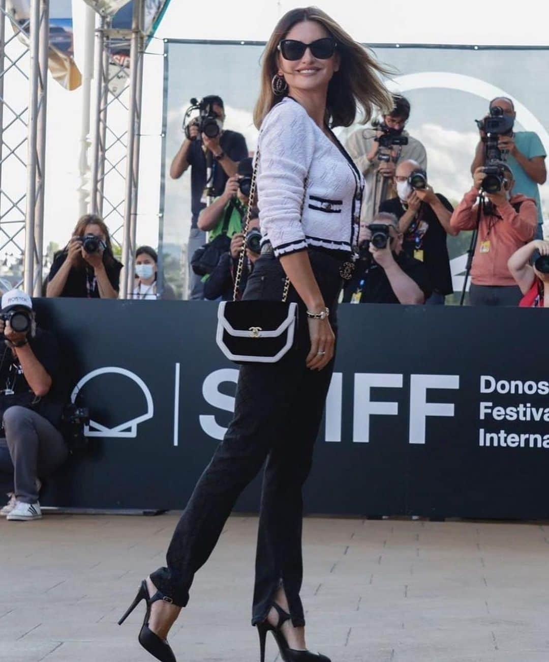 ペネロペ・クルスさんのインスタグラム写真 - (ペネロペ・クルスInstagram)「@sansebastianfes  #competenciaoficial  @antoniobanderasoficial  @martinezoscarok @irene_escolar @castropilar @themediaprostudio @chanelofficial」9月18日 21時06分 - penelopecruzoficial