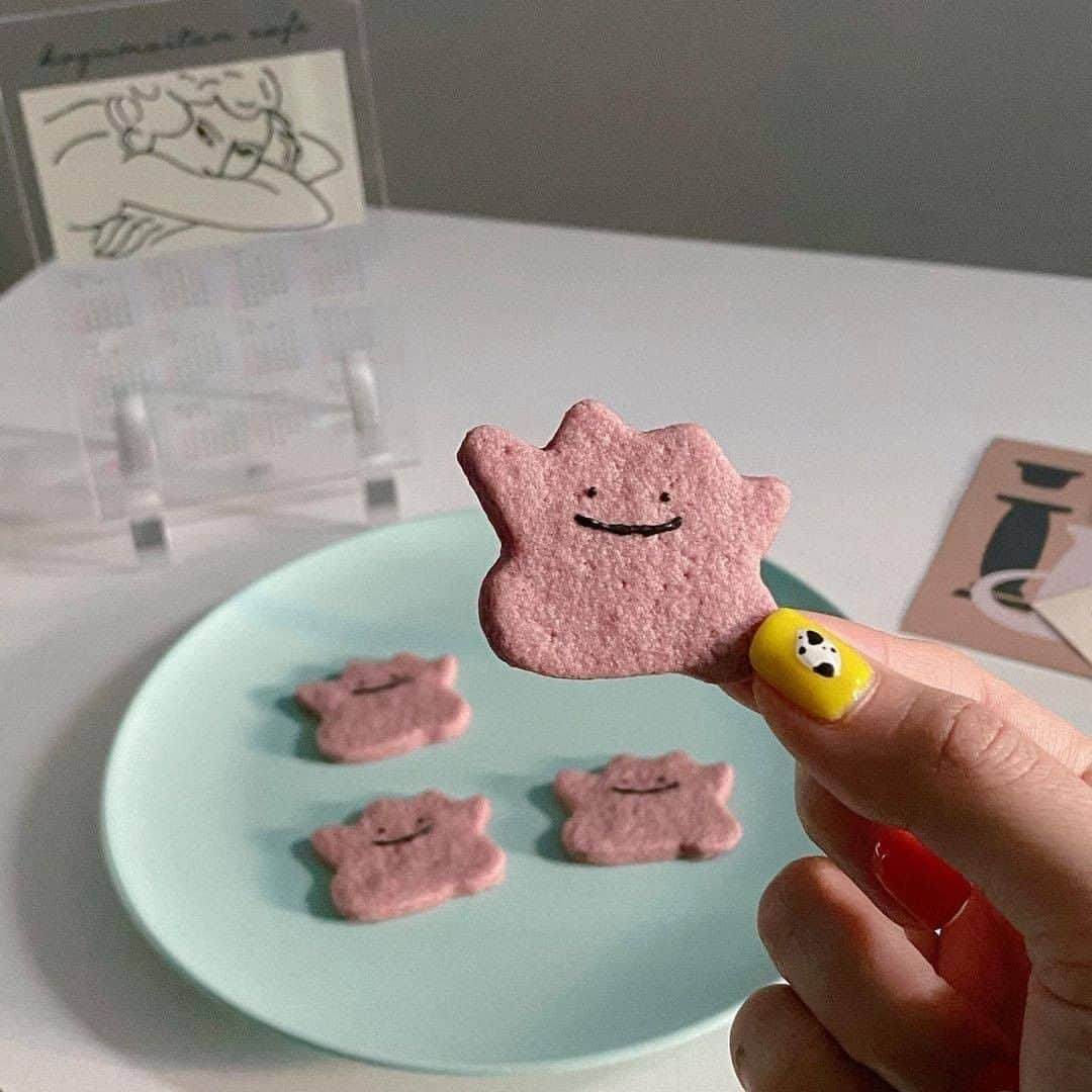 R i R y (リリー)さんのインスタグラム写真 - (R i R y (リリー)Instagram)「『#メタモンおうちカフェ💜🍪』　　  可愛すぎるメタモンクッキー💓 作り方は @p__grm さんのtiktokを見てみてください❤️  Photo by @harami_28 @p__grm @kogumaitan ✴︎---------------✴︎---------------✴︎� � 📸�掲載する写真を募集中📸� カワイイ写真が撮れたら、@velle.jp をタグ付けするか、ハッシュタグ #velle_jp をつけて投稿してみてね♪� � velle編集部と一緒にカワイイで溢れるvelleを創っていこう😚🤍  ✴︎---------------✴︎---------------✴︎� #キャラクタークッキー #クッキー作り #クッキー #お菓子作り #おうちカフェ #ポケモン #メタモン #ポケットモンスター #手作りクッキー #おうちカフェ #家カフェ #おうち時間 #バレンタイン #ポケモンクッキー #ハーフケーキ #センイルケーキ #韓国ケーキ #メタモン #メタモンケーキ #ハーフケーキ作り方 #halfcake #ケーキ #ケーキ作り #お菓子作り #おうちカフェ」9月18日 21時00分 - velle.jp