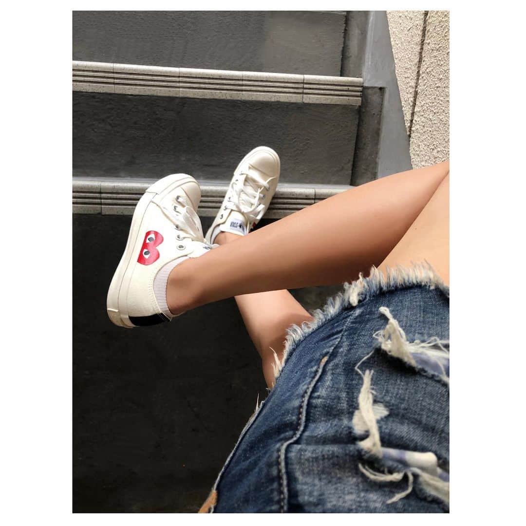 白戸ゆめのさんのインスタグラム写真 - (白戸ゆめのInstagram)「👟 . あたらしい靴は 素敵な場所に連れてってくれる😊 . @commedesgarcons  @converse_jp  . #ギャルソン #コンバース #スニーカー  #コラボ #コラボスニーカー #キャンバススニーカー #白スニーカー」9月18日 21時01分 - yumeno.s_