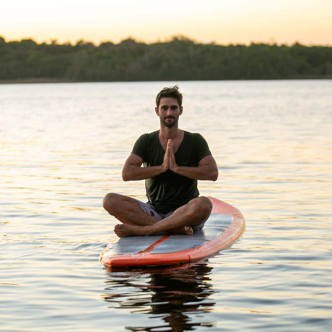 Ricardo Baldinのインスタグラム：「Depois de muitas emoções, transformações, aulas de yoga na terra e no lago, chegamos agora a nossa última semana de retiro de formação de professores @terramateryoga aqui na península de Marau. Uma honra fazer parte dessa equipe com as Diosas @isabellapitaki e @magalhaes_mari . Um enorme aprendizado a cada dia e um sentimento de gratidão que não cabe no peito. Agradeço a todos que fizeram e fazem parte desse processo de evolução, sempre no caminho da luz e do bem maior.  Namaste 🙏🏽」