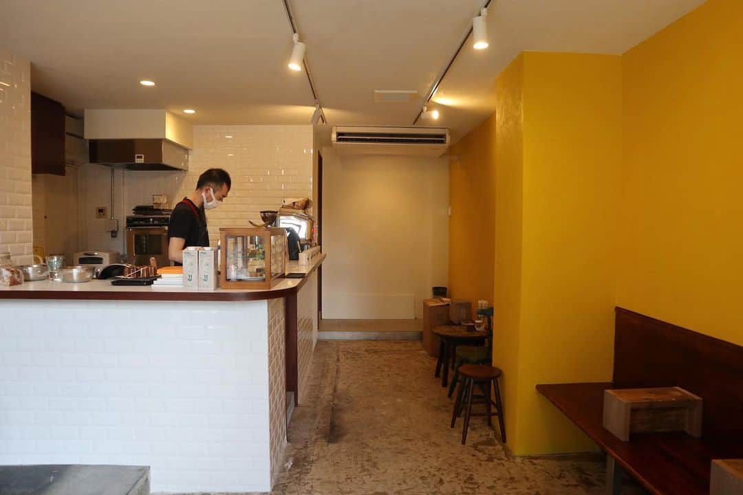 石井輝明さんのインスタグラム写真 - (石井輝明Instagram)「笹塚。 明日はGAGさんとの漫才ライブ、しあげゲゲです。 新ネタをするかどうか。 今からの僕の頭と指次第。  #menottiscoffeestop #cafe #coffee #カフェ #喫茶店 #東京カフェ #笹塚カフェ #カフェ芸人 #gagさん15周年おめでとうございます」9月18日 21時11分 - comandanteishii