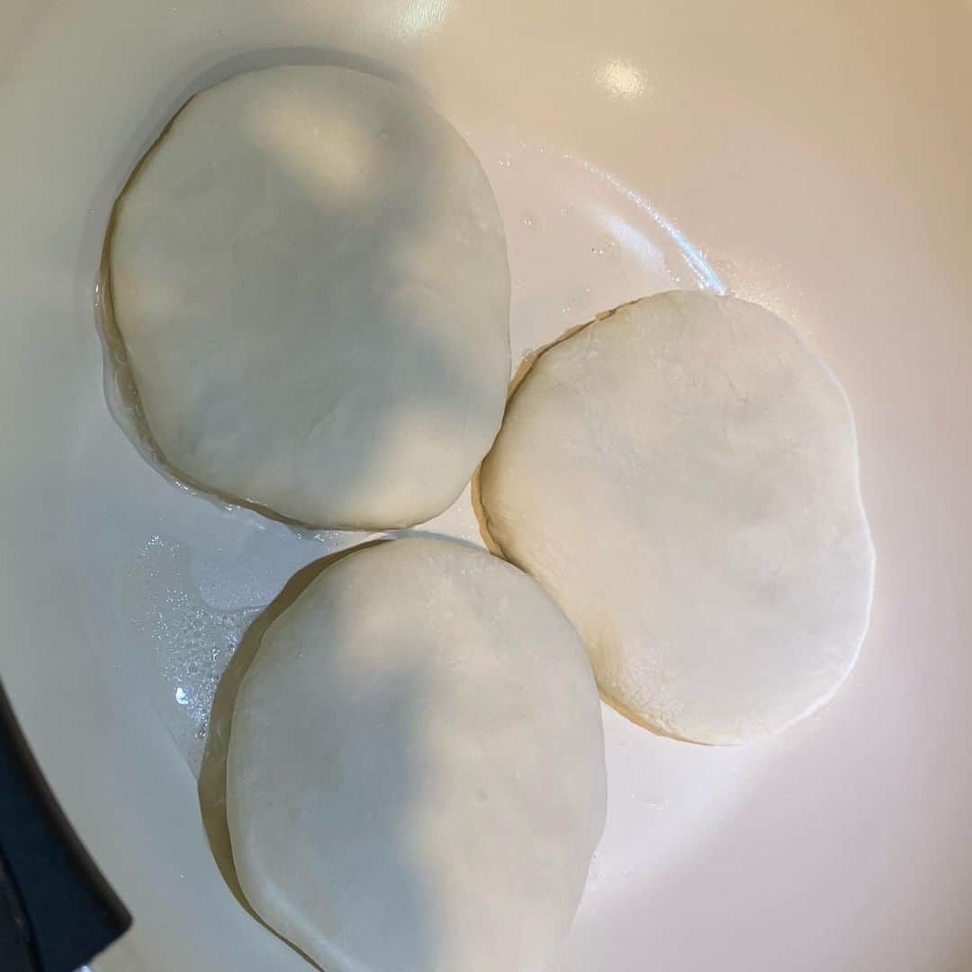 浅野杏奈さんのインスタグラム写真 - (浅野杏奈Instagram)「韮菜饼という中国料理です❤️  おやつでも食べられる！ 何度か作ったおかげで、 生地作り習得しました💪🏻」9月18日 21時26分 - this.is.anna_box