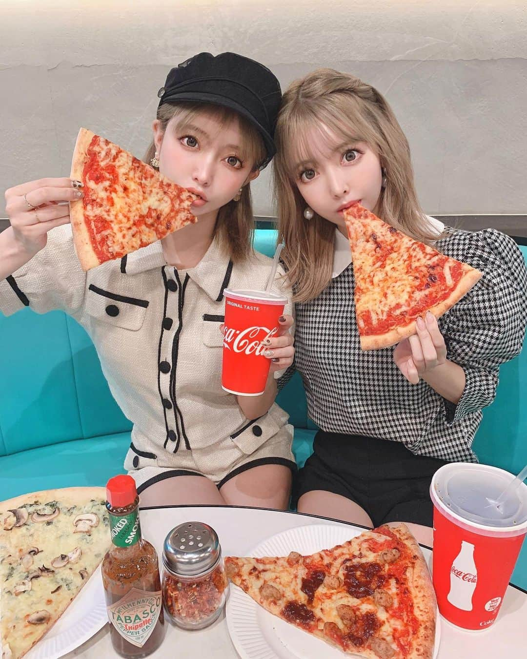 吉川ちかさんのインスタグラム写真 - (吉川ちかInstagram)「今日はずっと気になってた pizzaclubへ🥺💓 めちゃくちゃピザがデカいっ！！ 顔ぐらいの大きさあったよ✌️  ピザ2枚も食べちゃった！ 美味しかったぁ🤤💓  #麻布十番#麻布十番グルメ#麻布十番ランチ #pizzaclub#双子#ちえちか#ランチ#ピザパーティー#ピザランチ」9月18日 21時49分 - yoshikawachika_1116