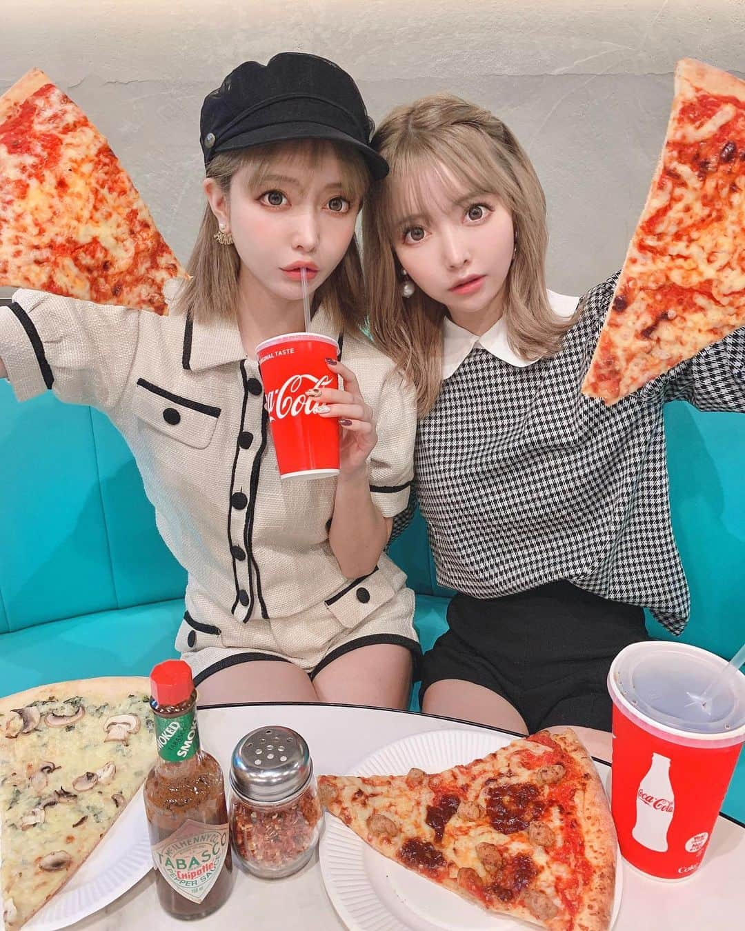 吉川ちかさんのインスタグラム写真 - (吉川ちかInstagram)「今日はずっと気になってた pizzaclubへ🥺💓 めちゃくちゃピザがデカいっ！！ 顔ぐらいの大きさあったよ✌️  ピザ2枚も食べちゃった！ 美味しかったぁ🤤💓  #麻布十番#麻布十番グルメ#麻布十番ランチ #pizzaclub#双子#ちえちか#ランチ#ピザパーティー#ピザランチ」9月18日 21時49分 - yoshikawachika_1116