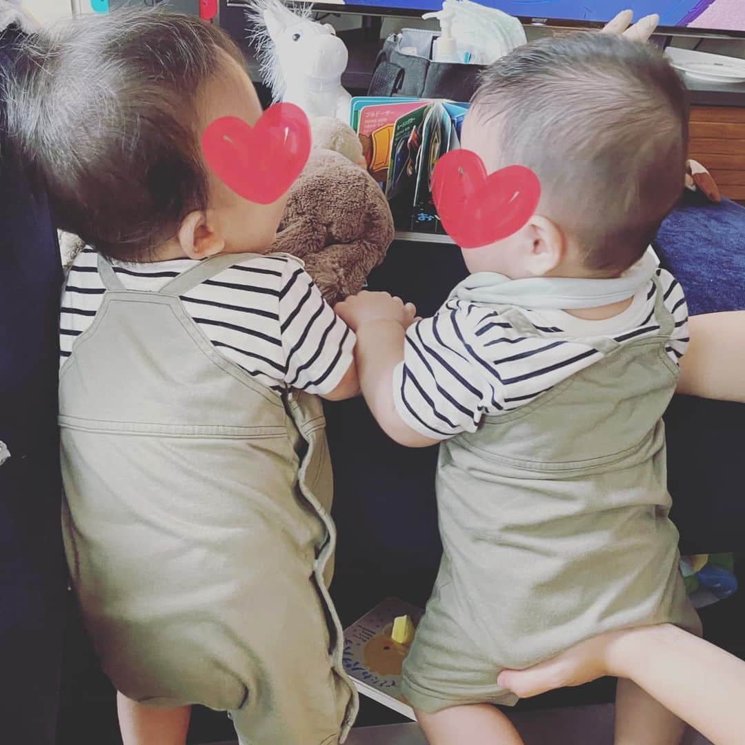 須黒清華のインスタグラム：「打ち合わせなしで偶然同じお洋服だった、2週間違いのお友達❤️ 双子ちゃんみたいで可愛すぎる😍 . #双子コーデ #お手て繋いでる 💕 2人とも、これからどんな風に成長していくのかなぁ😊 #生後7ヵ月 #生後7ヵ月男の子 #育休中 #babyboy💙 #babyboyclothes」