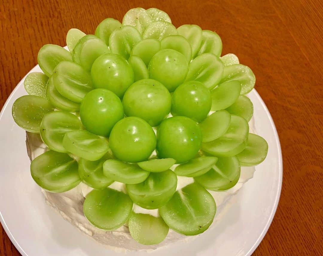 のインスタグラム：「今日はシャインマスカットのケーキを作りました。カマキリの目みたい！  #シャインマスカット #ケーキ」